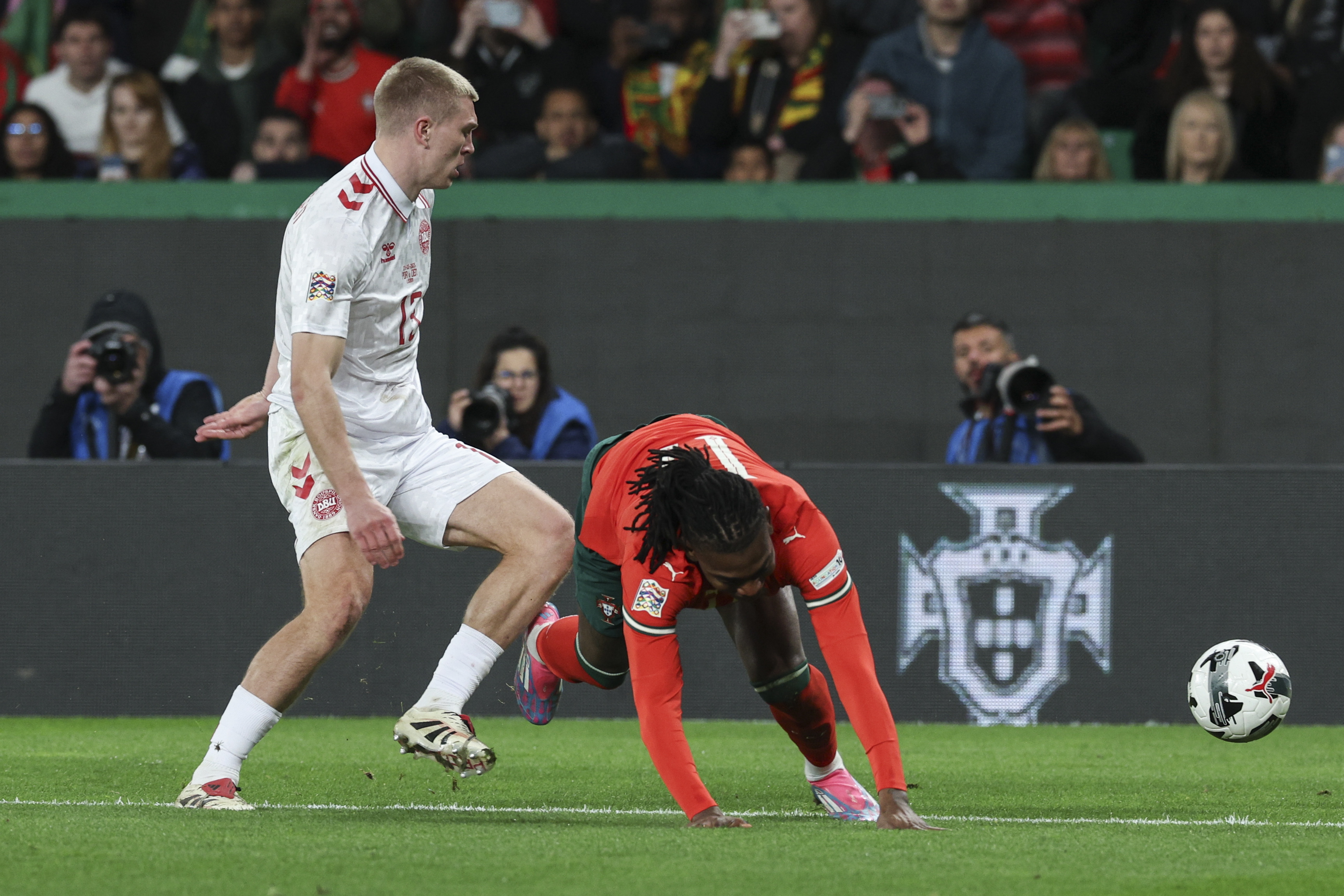 包含社区盾今晨走向成谜，葡萄牙体育状态回暖，赛场秩序良好，控场能力受关注的词条